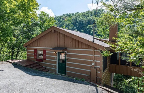 Gatlinburg - Pigeon Forge Apartment | Pet-friendly Hot Tub Soaker Tub Grill Full Kitchen