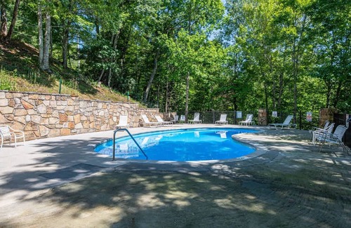 Gatlinburg - Pigeon Forge Apartment | Pet-friendly Hot Tub Soaker Tub Grill Full Kitchen