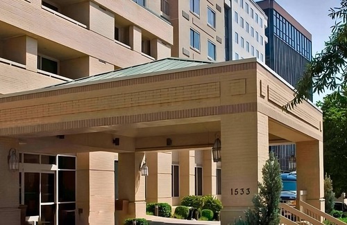 Rosslyn Apartment | Pet-friendly Hotel! FOUR Relaxing Units, Self Parking!