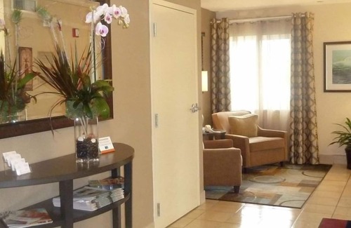 Libertyville House | Pet-Friendly Hotel Suite! Laundry & Outdoor BBQ Grill, Near Independence Grove Dog Park
