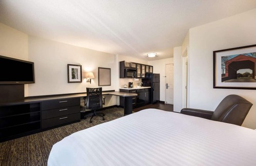 Libertyville House | Pet-Friendly Hotel Suite! Laundry & Outdoor BBQ Grill, Near Independence Grove Dog Park