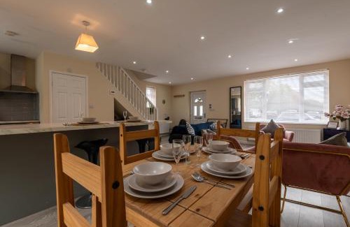 Brockworth House | pet friendly house by KBS StayHub Short Lets & Serviced Accommodation Brockworth with parking