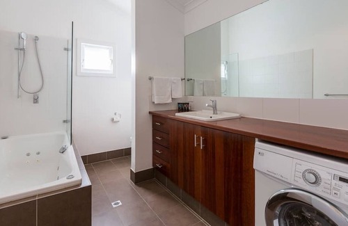 Cottesloe House | Pet Friendly house! Free WIFI and parking