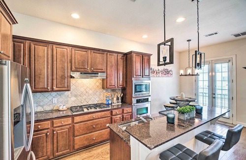 Central Southwest House | Pet-Friendly Houston Home - 3 Mi to NRG Stadium!