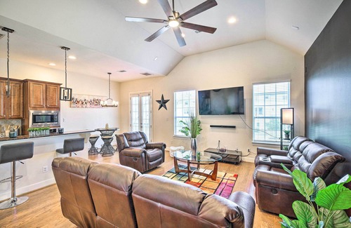 Central Southwest House | Pet-Friendly Houston Home - 3 Mi to NRG Stadium!
