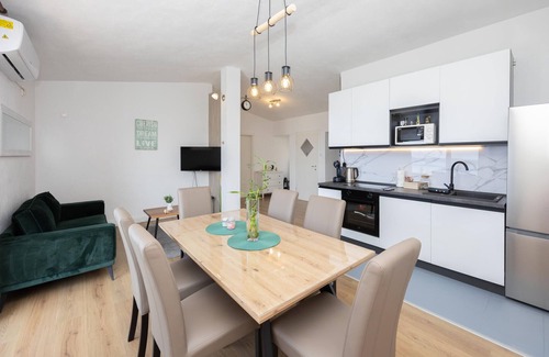 Kastel Kambelovac House | Pet friendly home in Kastel Kambelovac