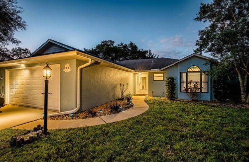 Sebastian Highlands House | Pet Friendly! Huge Heated Pool Quiet Neighborhood Close to Beach Gr8 4 Families!