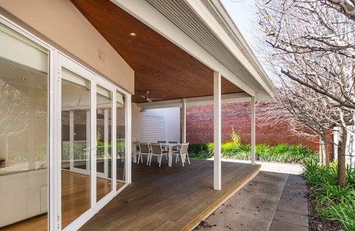Nedlands House | Pet friendly! Huge open plan house close to the Swan River. Free WIFI