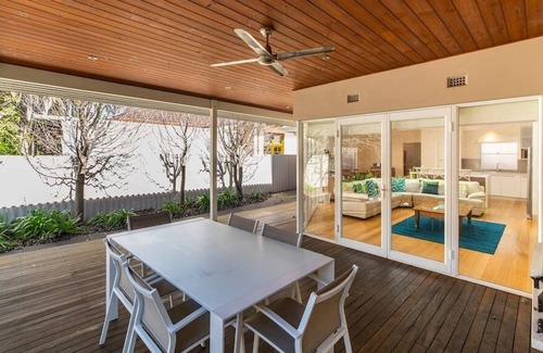 Nedlands House | Pet friendly! Huge open plan house close to the Swan River. Free WIFI