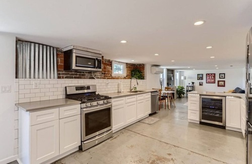 Cole Condo | Pet Friendly I Remodeled I Near RiNo | Sleeps 7