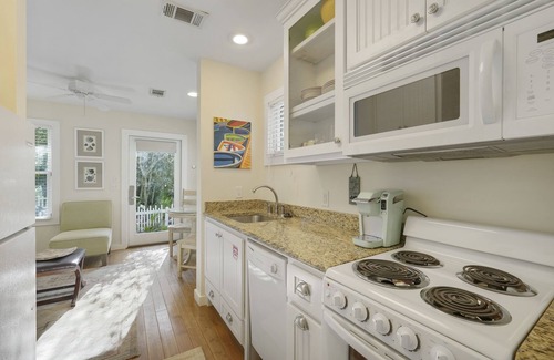 Seaside House | Pet Friendly In Seaside - 3 Houses to Beach, Guest Cottage + 2 Adult Bikes!
