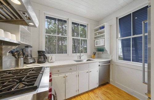 Seaside House | Pet Friendly in Seaside, Renovated & Easy Walk to Beach & Pools + 2 Bikes!