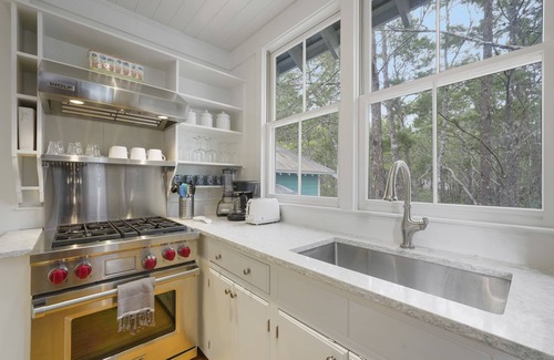 Seaside House | Pet Friendly in Seaside, Renovated & Easy Walk to Beach & Pools + 2 Bikes!