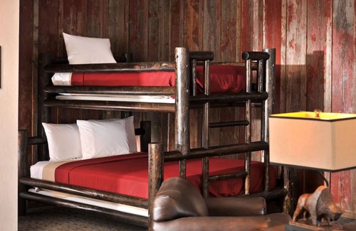 Independence Hotel | Pet-Friendly Kansas City Lodge with Whiskey/Wine Bar On-site | 2 Units