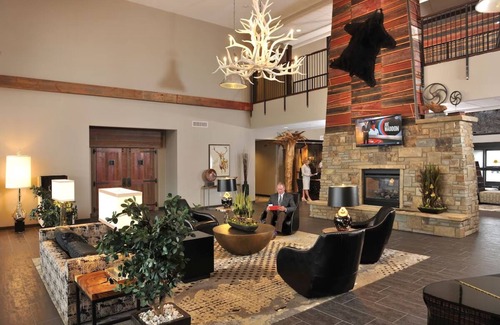 Independence Hotel | Pet-Friendly Kansas City Lodge with Whiskey/Wine Bar On-site | 2 Units