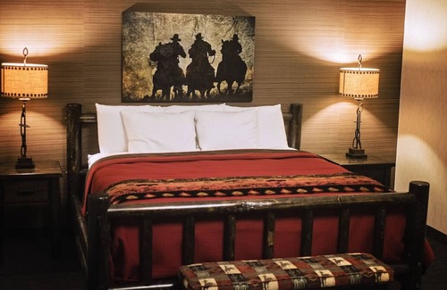 Independence Hotel | Pet-Friendly Kansas City Lodge with Whiskey/Wine Bar On-site | 2 Units