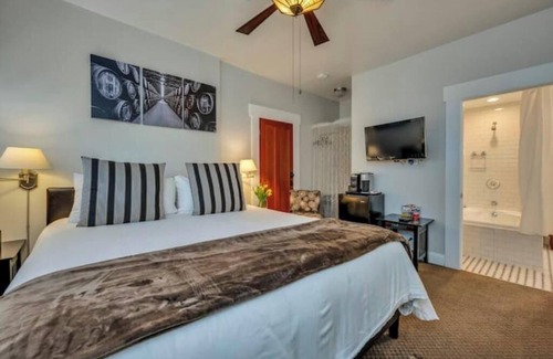 Calistoga Hotel | Pet-Friendly King Retreat w/Private Porch. Walk to Best Calistoga Restaurants