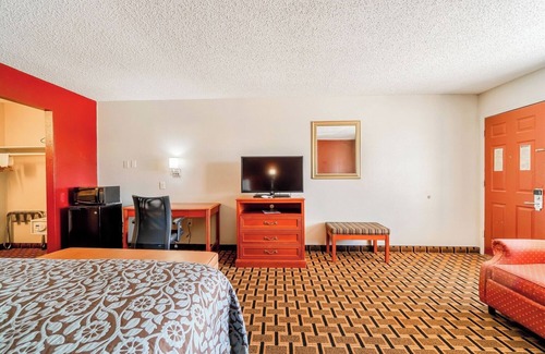 Vernon Hotel | Pet-Friendly King Room with Microwave, Dining Table, and Fridge Included