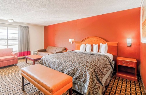 Vernon Hotel | Pet-Friendly King Room with Microwave, Dining Table, and Fridge Included
