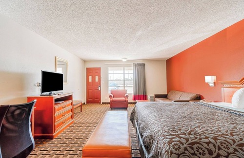 Vernon Hotel | Pet-Friendly King Room with Microwave, Dining Table, and Fridge Included