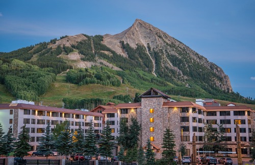 Crested Butte Apartment | Pet-Friendly King Room | Pools and Near The Slopes