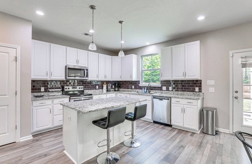 Ladson House | Pet-Friendly Ladson Home: 23 Mi to Charleston!