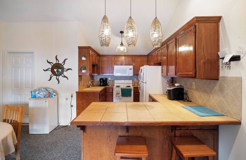 Climax Springs House | Pet-Friendly Lakefront Home in a Quiet Cove w/Netflix, Outdoor Seating, Boat Slip