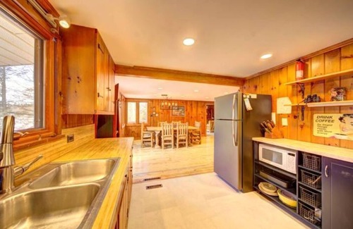 Paupack Cabin | Pet Friendly Lakefront Cabinn