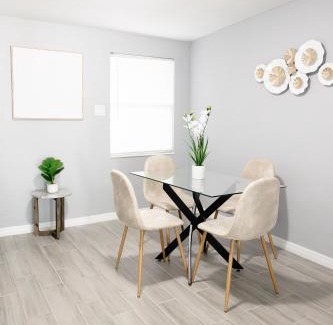 Crystal Lake House | Pet-friendly Lakeland Stay King Bed Cozy Court