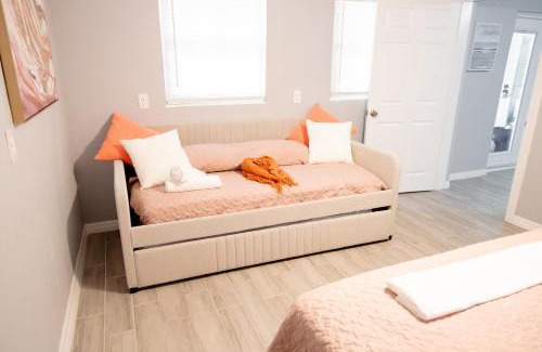 Crystal Lake House | Pet-friendly Lakeland Stay King Bed Cozy Court