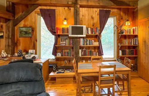 Marshall Apartment | Pet-Friendly Leicester Mountain View Escape