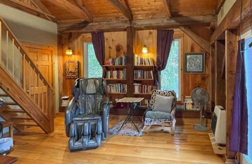 Marshall Apartment | Pet-Friendly Leicester Mountain View Escape