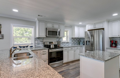 Southmont House | Pet-Friendly Lexington Vacation Rental on Lake!