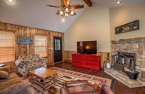 Heber Springs Cabin | Pet Friendly Lobo Landing Cabin!