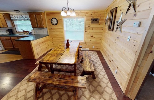 Nelsonville Cabin | Pet Friendly Log Cabin with hot tub on 7 acres near Hocking Hills Old Mans Cave