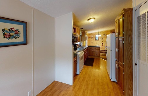 Nelsonville Cabin | Pet Friendly Log Cabin with hot tub on 7 acres near Hocking Hills Old Mans Cave