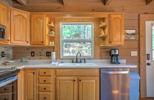 Maple Springs Cabin | Pet-Friendly Log Cabin with Hot Tub & Biltmore Pass | 35 Min to Asheville