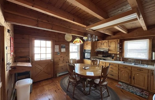 Town Bank House | Pet Friendly, Log cabin near the Bay