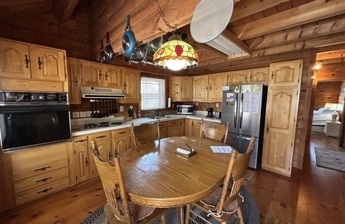 Town Bank House | Pet Friendly, Log cabin near the Bay