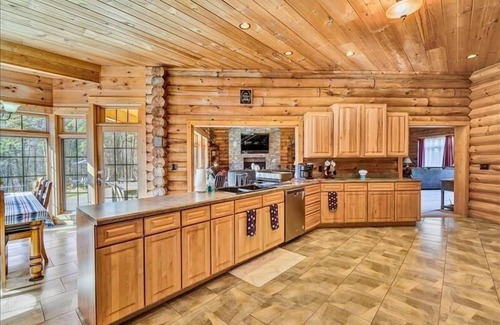High Point House | PET FRIENDLY! Log Cabin With Abundant Privacy! 10% DISCOUNT AVAILABLE TO VETERANS & MILITARY RETIRE