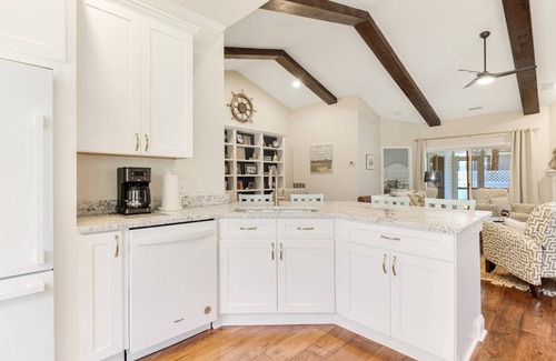 St. James House | Pet Friendly Long-Term Rental - 25 Day Min. - Fenced Backyard - Grill