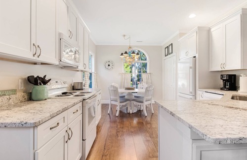 St. James House | Pet Friendly Long-Term Rental - 25 Day Min. - Fenced Backyard - Grill