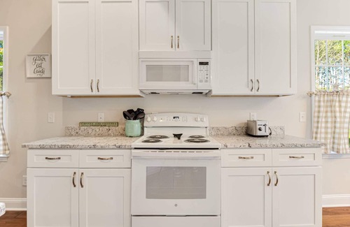 St. James House | Pet Friendly Long-Term Rental - 25 Day Min. - Fenced Backyard - Grill