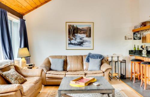 Lincoln Apartment | Pet-Friendly Loon Mountain Condo with Deck and Grill!