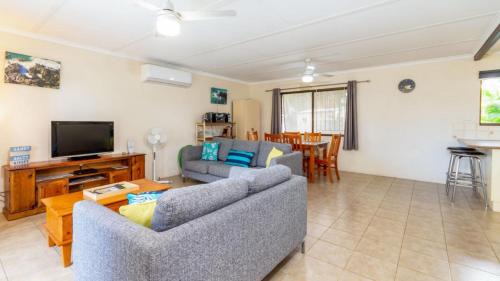 Bongaree House | Pet friendly lowset home with room for a boat, Wattle Ave, Bongaree