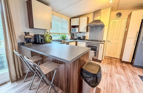 Corton House | Pet friendly, luxury caravan for hire in Suffolk by the beach ref 32203OG