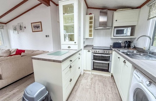 Corton House | Pet friendly, luxury lodge with decking in Suffolk near the beach ref 32108A