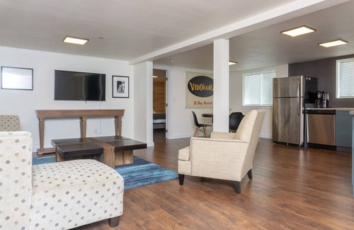 St. Johns Apartment | Pet Friendly Luxury King Suite in fun location