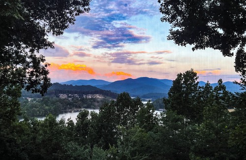 Hiawassee Cottage | Pet friendly luxury lake view cottage fun themed Charming Beaver, New hot tub