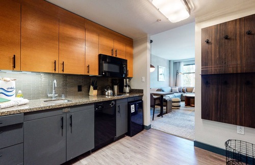 Mammoth Lakes Condo | Pet-Friendly Modern Condo in Luxury Hotel! Across The Village, EV Charging